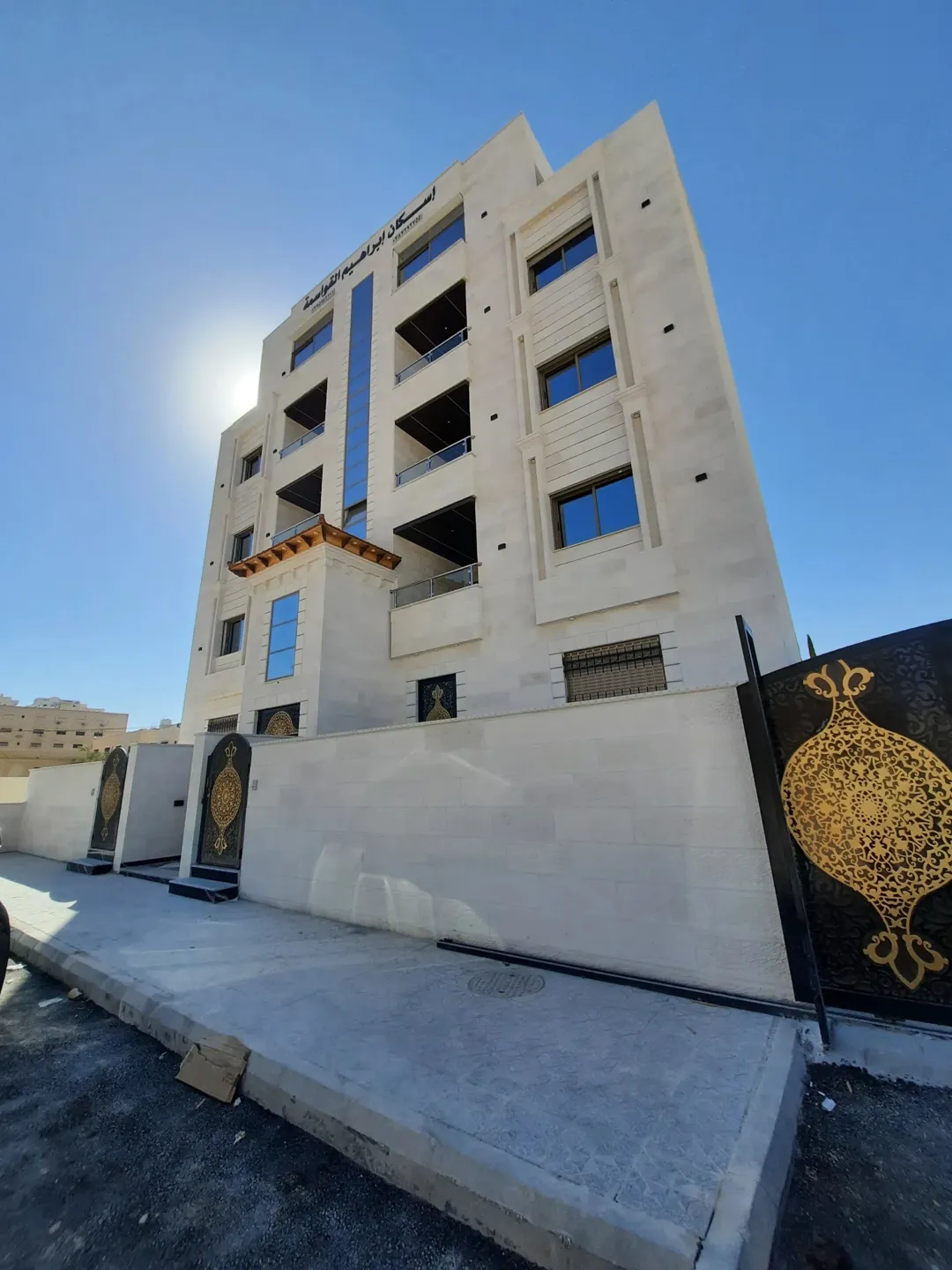 شقق فاخرة بسعر مميز في الزرقاء الجديدة قريبة من مدارس الهدى والنور