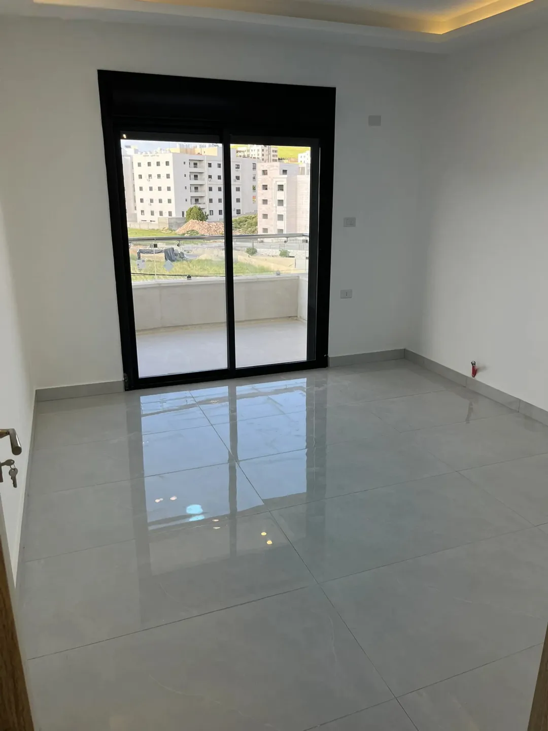 شقة 210م/ يمكن التقسيط المباشر/ طابق اول/ اربع غرف نوم/ اربع حمامات/ تأسيس تدفئة غاز/ شفا بدران