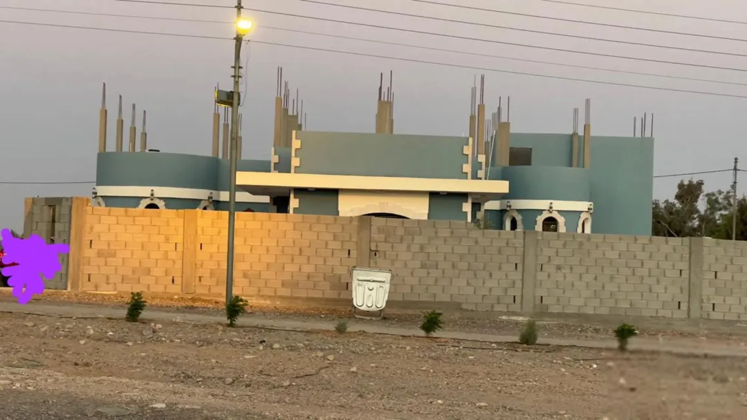 مزرعة ومنزل مميز في موقع استراتيجي بمعان