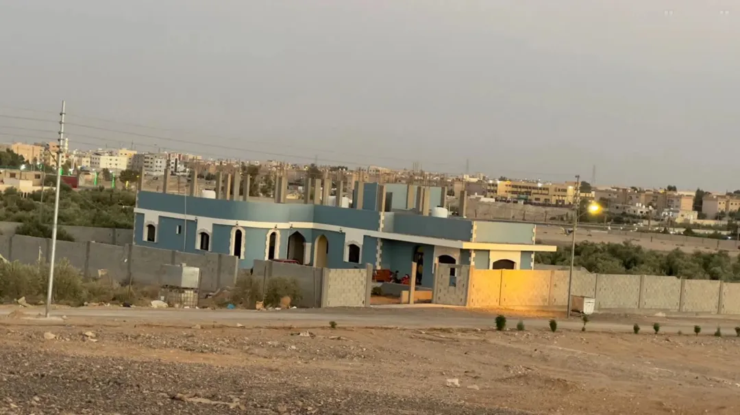 مزرعة ومنزل مميز في موقع استراتيجي بمعان