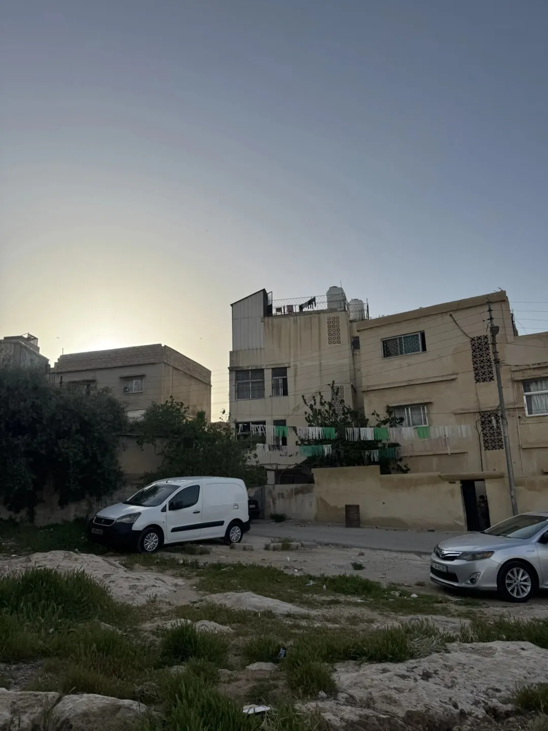 عمارة سكنية 4 طوابق للبيع في منطقة الوحدات