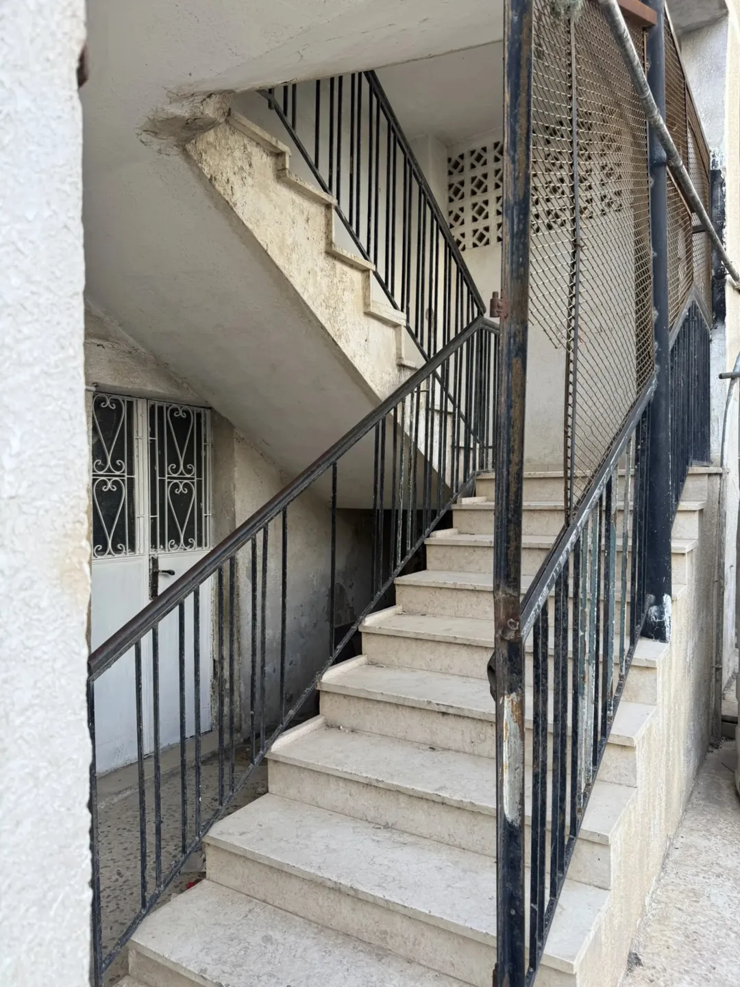 عمارة سكنية 4 طوابق للبيع في منطقة الوحدات