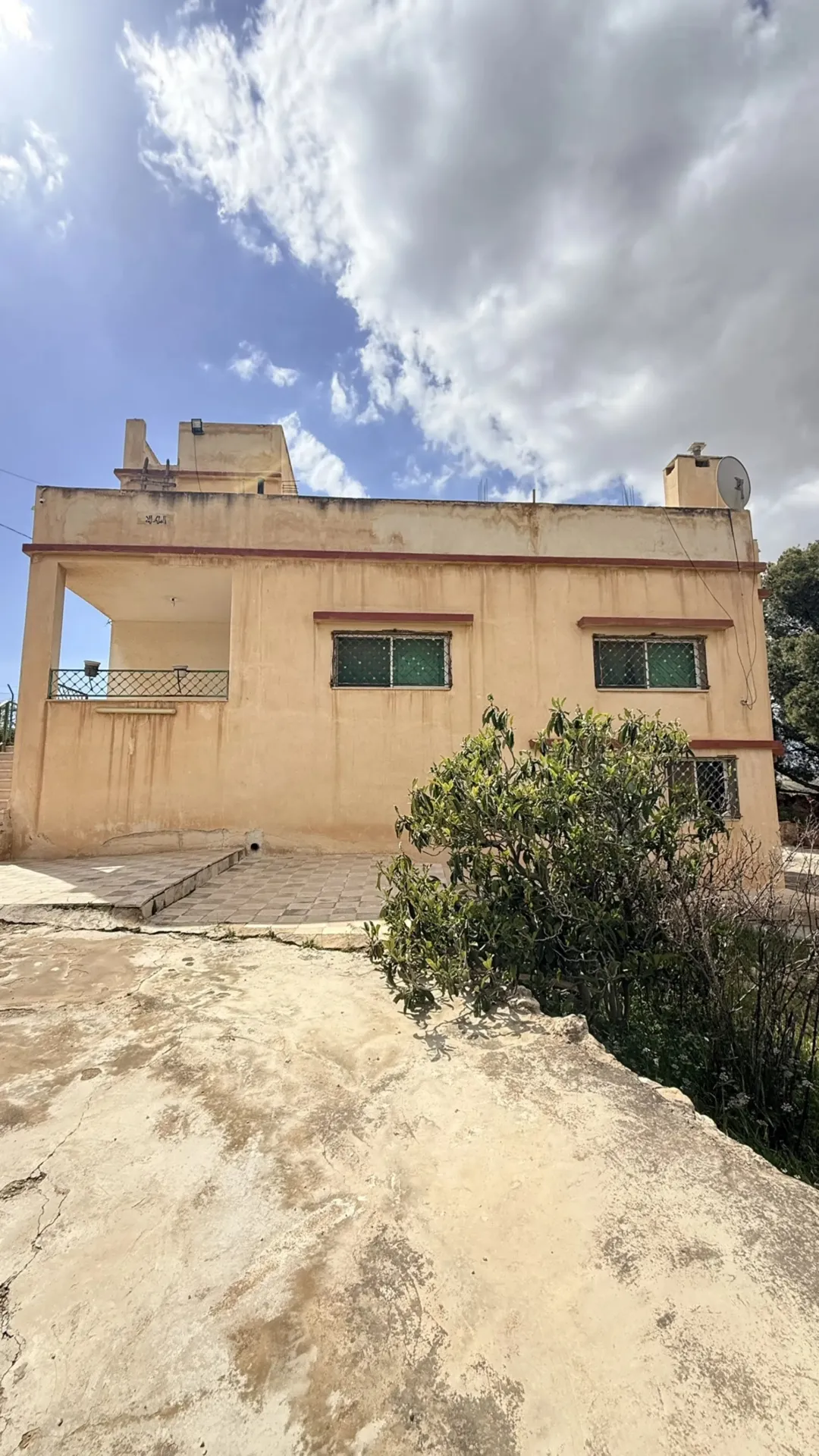 مزرعة نموذجية جاهزة للبيع في شرق جرش دحل – 18 دونم مشجرة زيتون