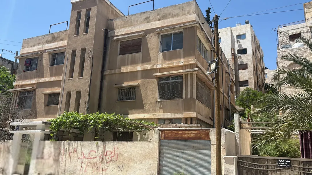 ارض مع عماره سكنيه للبيع في منطقة ماركا حوض الونانات 2