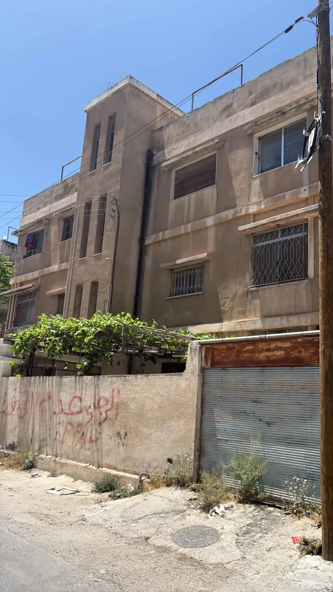 ارض مع عماره سكنيه للبيع في منطقة ماركا حوض الونانات 2