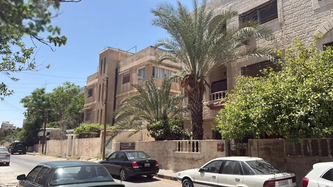 ارض مع عماره سكنيه للبيع في منطقة ماركا حوض الونانات 2