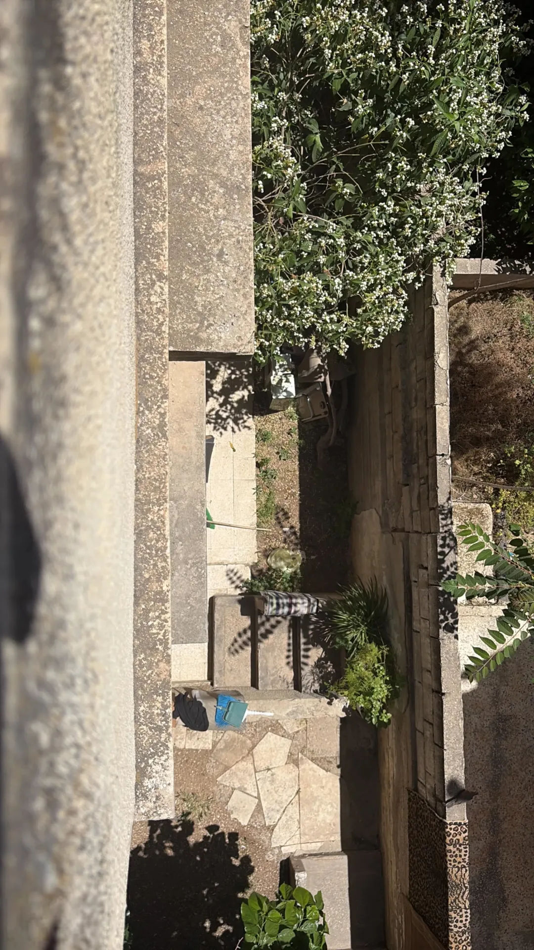 ارض مع عماره سكنيه للبيع في منطقة ماركا حوض الونانات 2