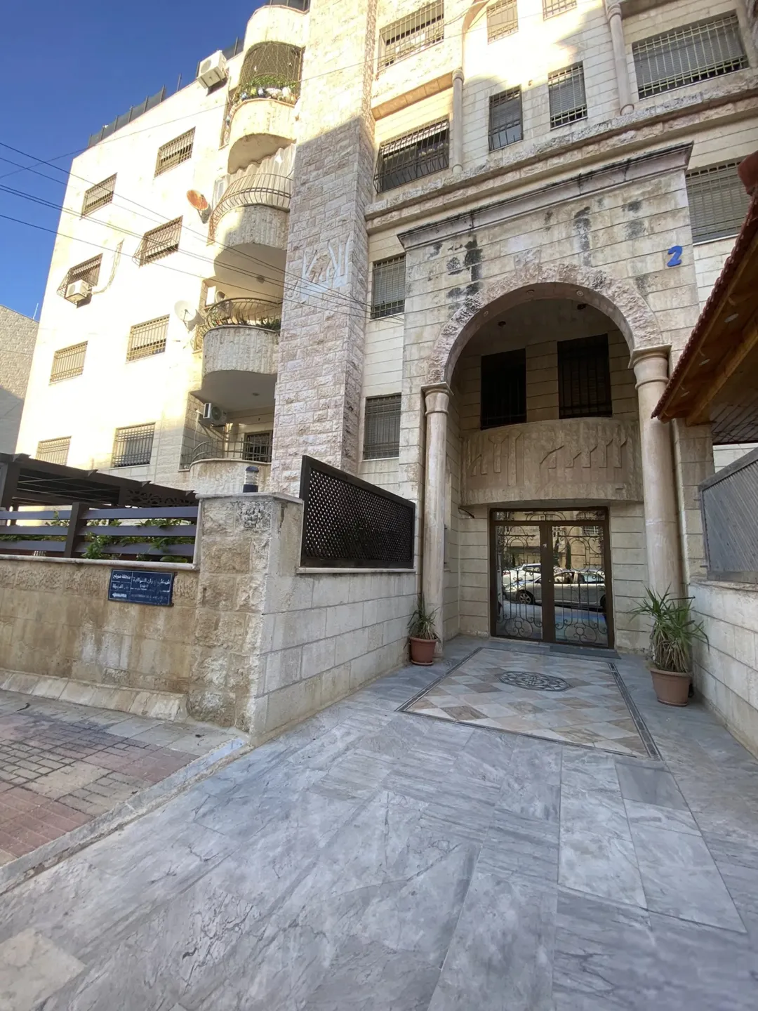 شقة عائلية طابق اول مفروشة ومجهزة بشكل كامل للايجار حي الجامعة