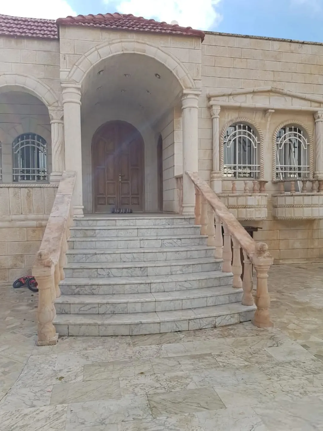 فيلا طابقين في أجمل مناطق المقابلين حي ابو الراغب في موقع مميز جدا اقراء الاعلان كامل