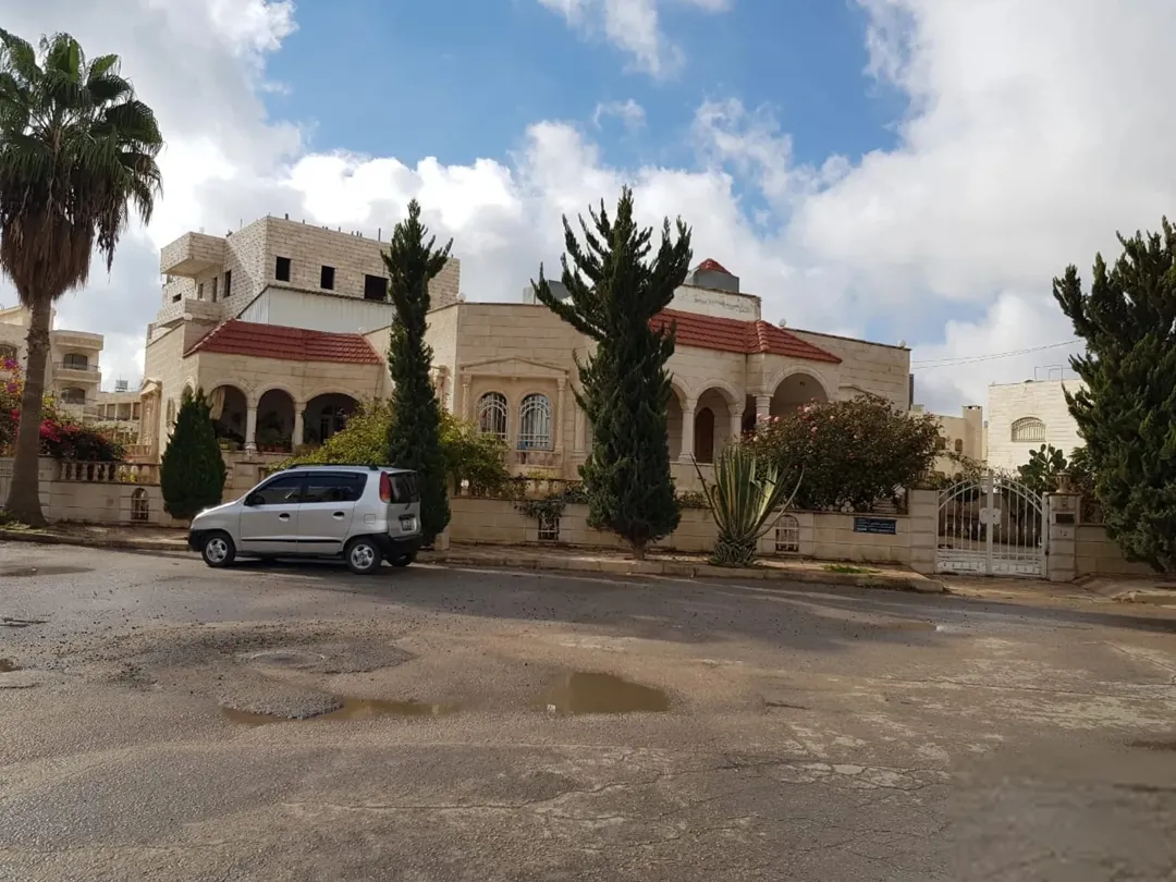 فيلا طابقين في أجمل مناطق المقابلين حي ابو الراغب في موقع مميز جدا اقراء الاعلان كامل