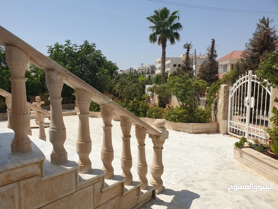 فيلا طابقين في أجمل مناطق المقابلين حي ابو الراغب في موقع مميز جدا اقراء الاعلان كامل