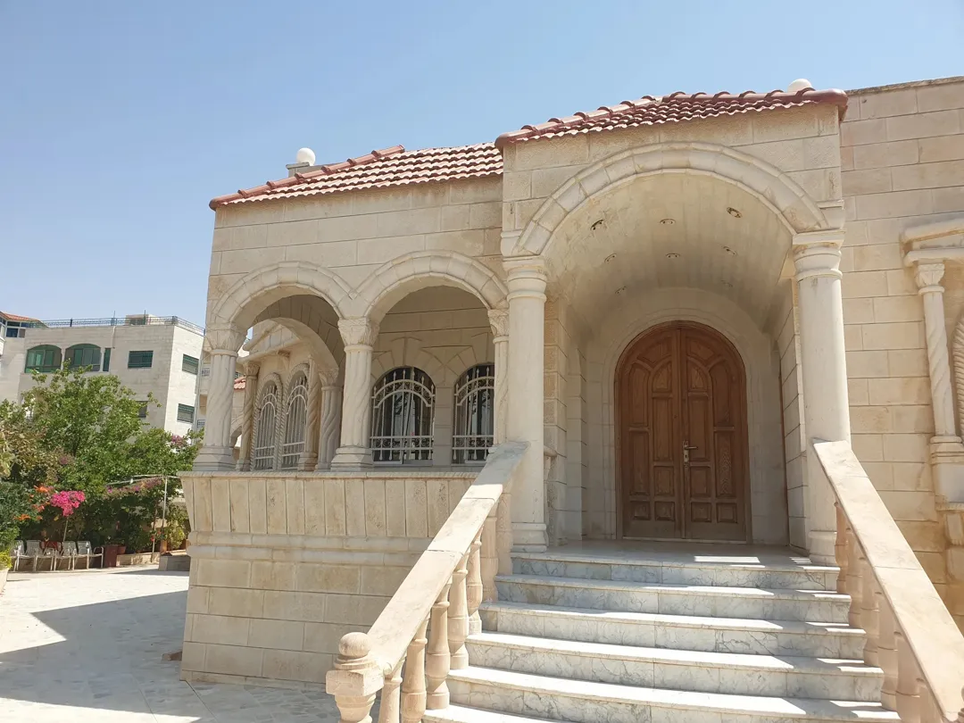 فيلا طابقين في أجمل مناطق المقابلين حي ابو الراغب في موقع مميز جدا اقراء الاعلان كامل