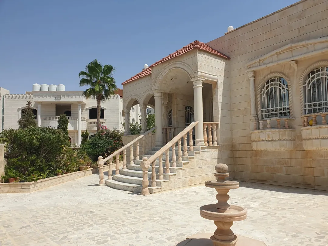 فيلا طابقين في أجمل مناطق المقابلين حي ابو الراغب في موقع مميز جدا اقراء الاعلان كامل