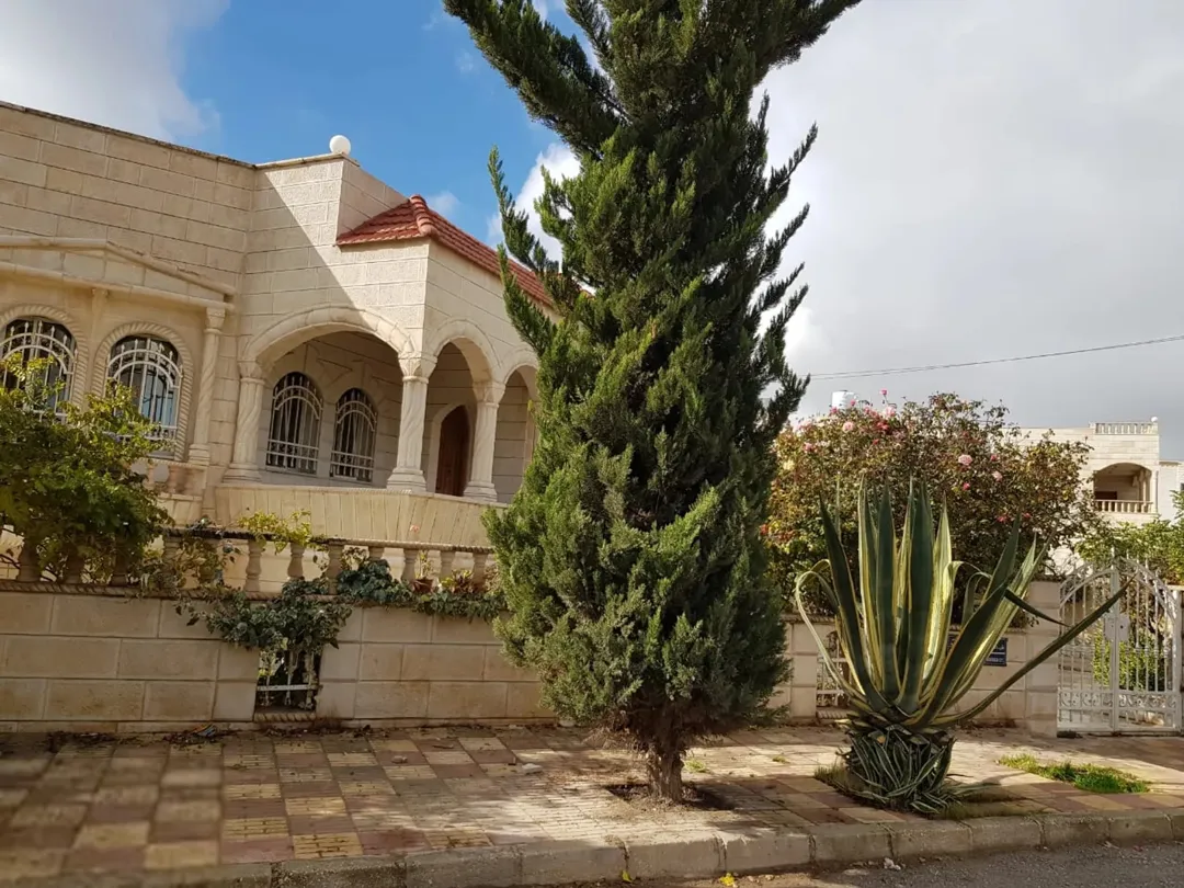 فيلا طابقين في أجمل مناطق المقابلين حي ابو الراغب في موقع مميز جدا اقراء الاعلان كامل