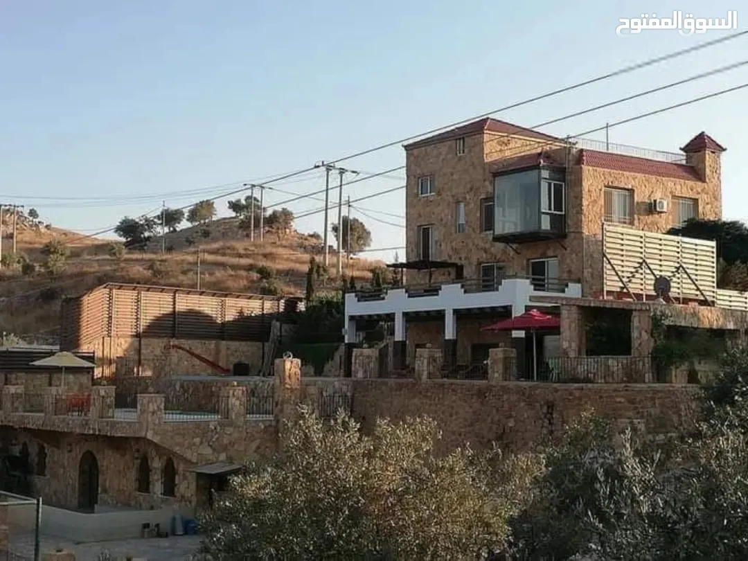 مزرعة فاخرة و ذات اطلالة للبيع