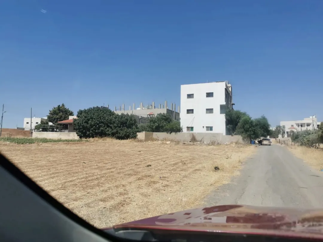 أرض سكنية مميزة في جاوا – حوض صهاة الشموط
