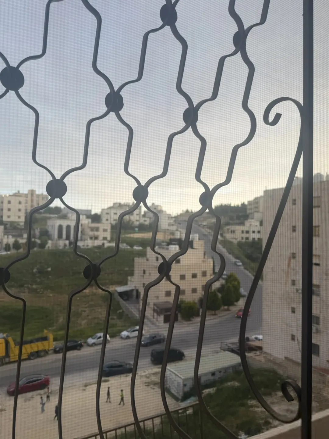 شقه مؤجره تصلح للسكن او للاستثمار للبيع في صويلح تبعد عن دابوق فقط قطعه ارض واحده