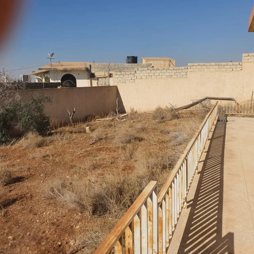 أرض سكنية مع بناء قائم للبيع في غور الكفرين