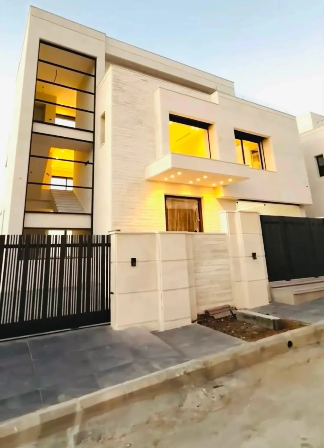 فلل فخمة جديدة للبيع دابوق قرب مدارس البكالوريا
