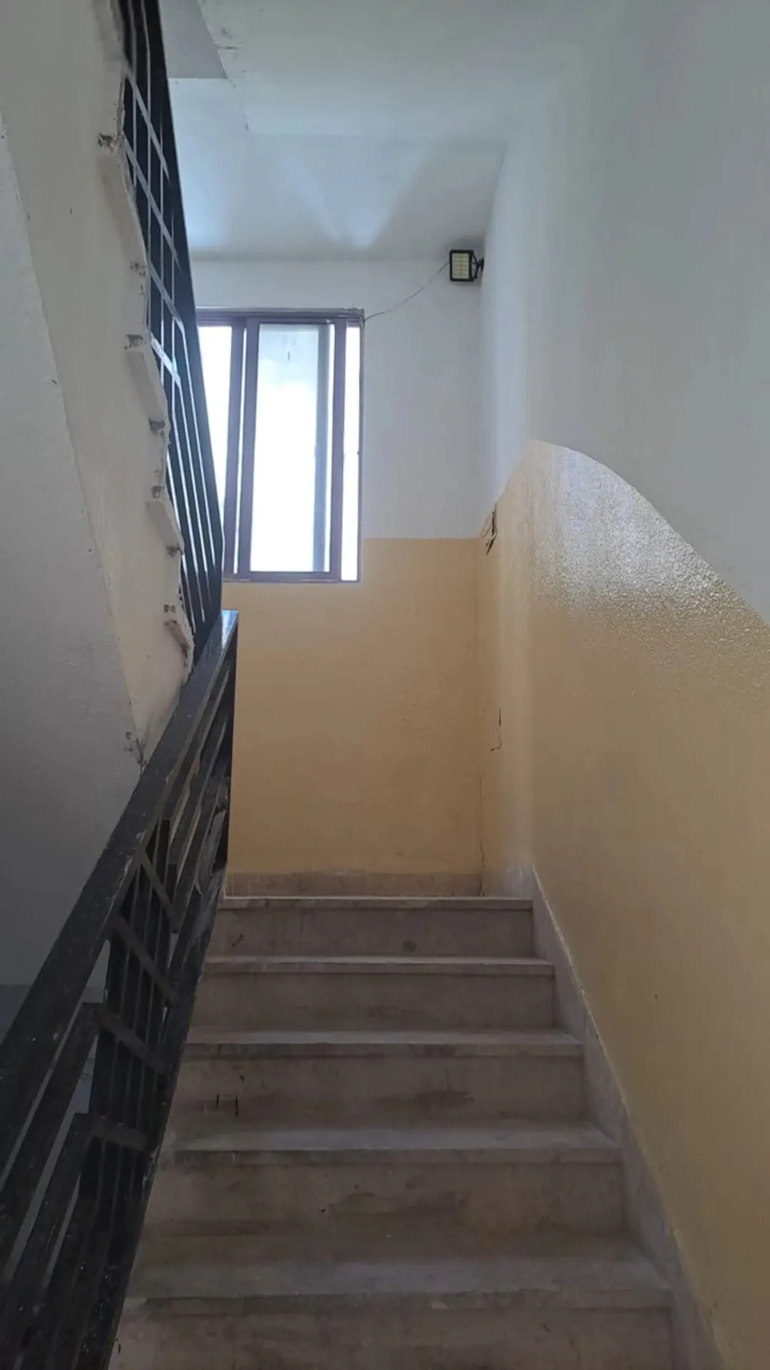 عمارة استثمارية للبيع خلف ديوان الخدمة المدنية/شارع الاقصى مكونه من اربع طوابق ثمانية شقق وتسوية وع