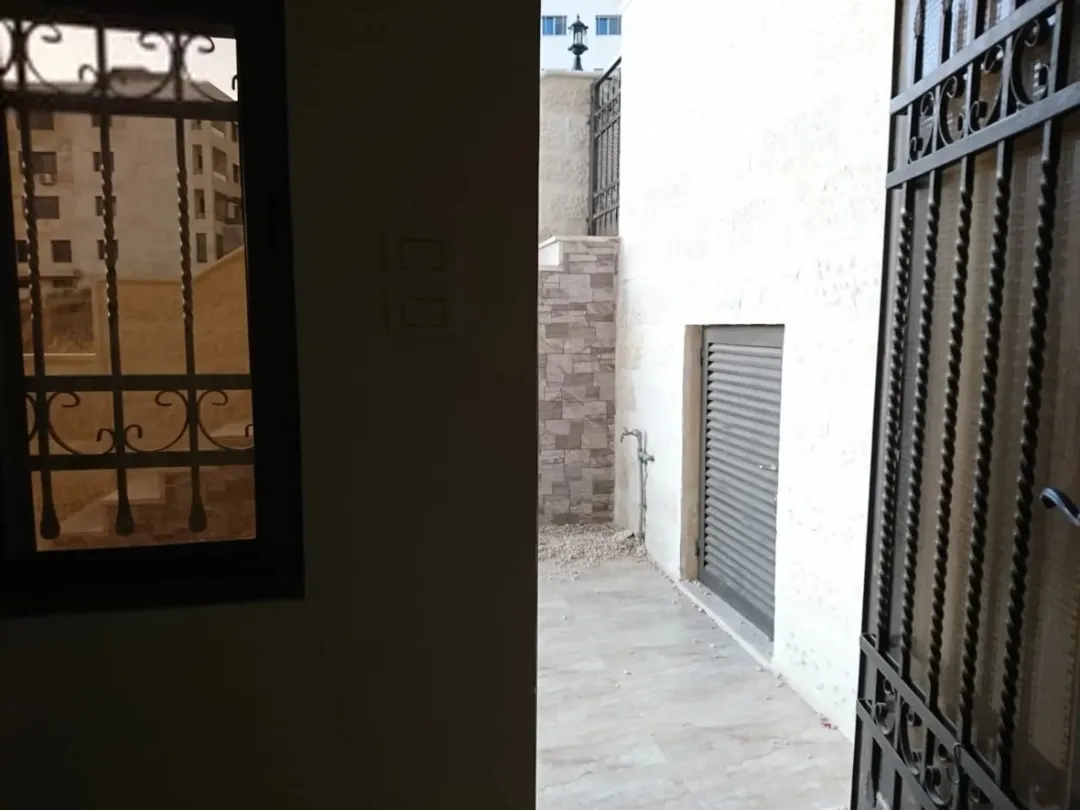 شقة شبه أرضية واسعة بتسوية مرتفعة للبيع