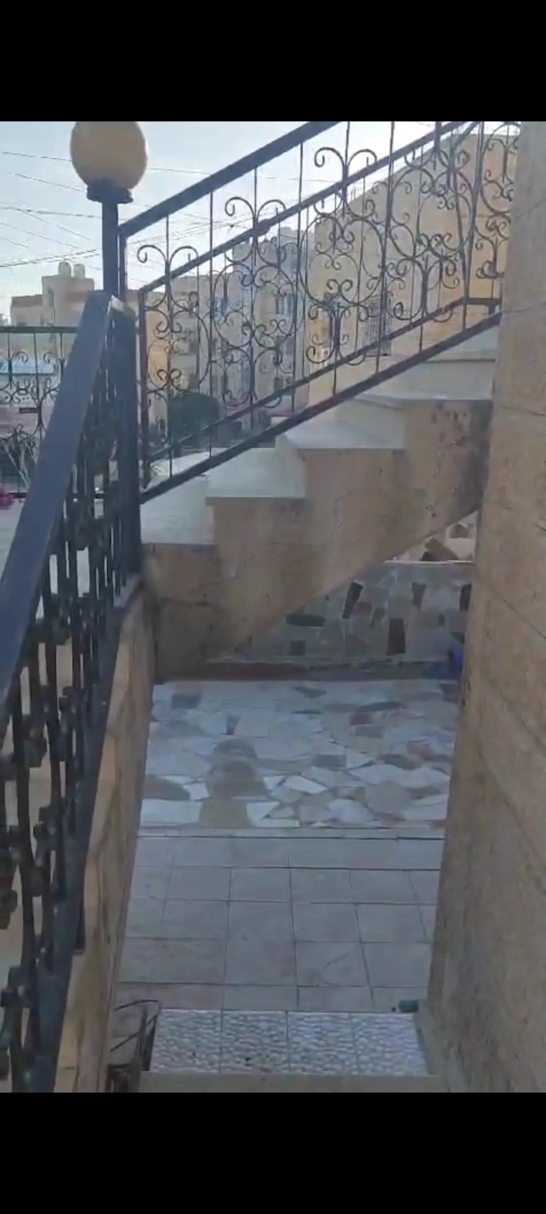 منزل للبيع في الزرقاء الجديدة – نظام ثلاث شقق بمساحة أرض واسعة
