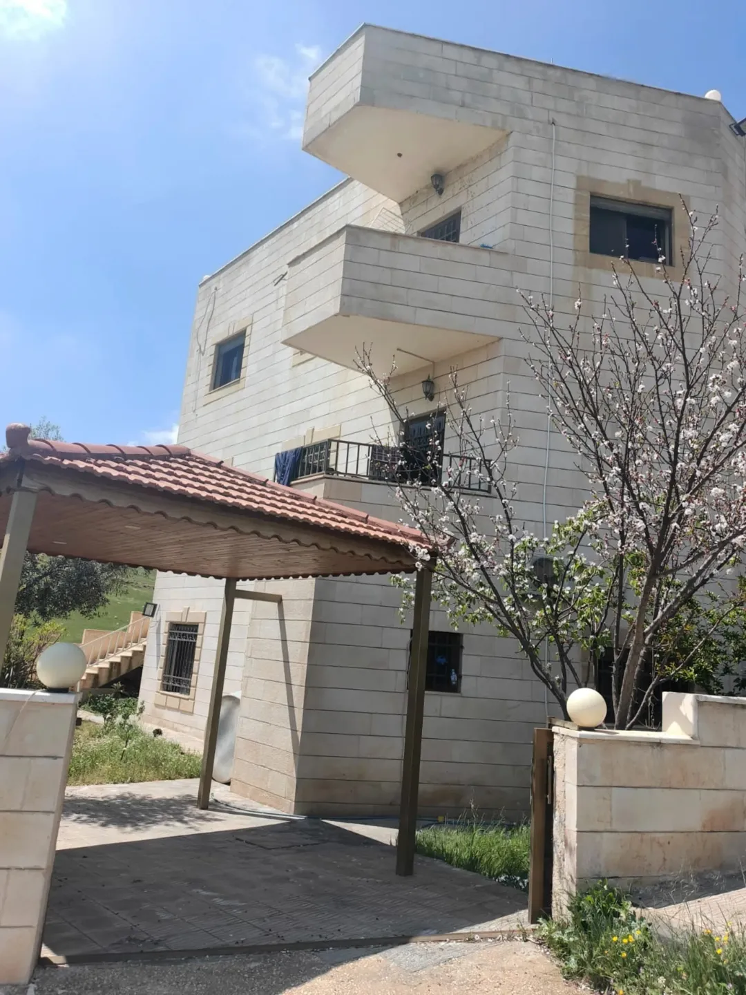 عمارة سكنية مميزة للبيع في عين رباط – عمان