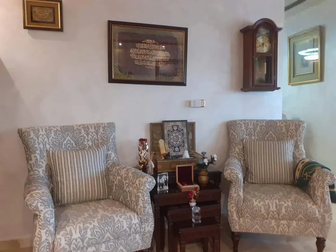شقة فاخرة للبيع في طريق المطار بالقرب من جامعة البترا