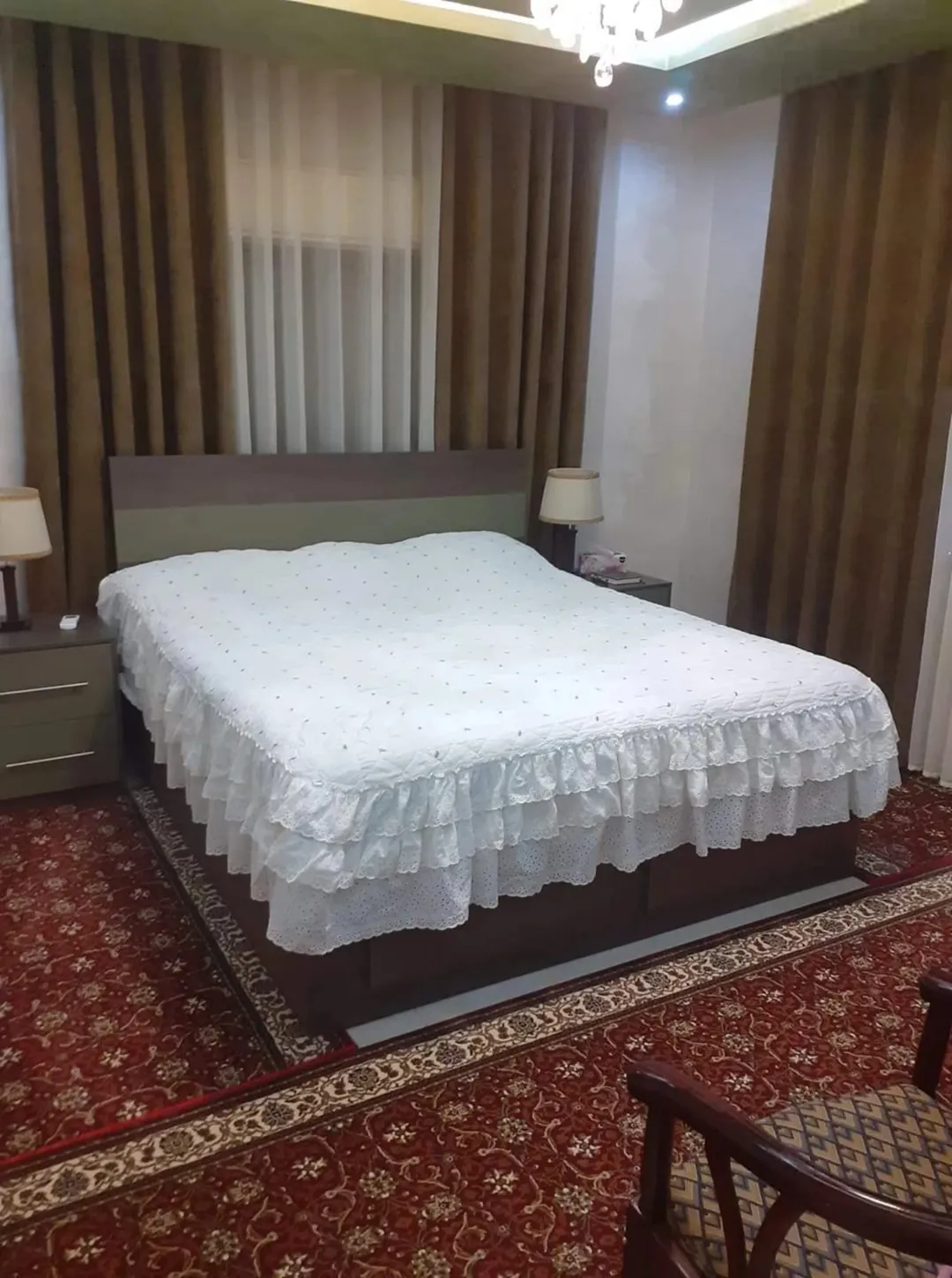 شقة فاخرة للبيع في طريق المطار بالقرب من جامعة البترا