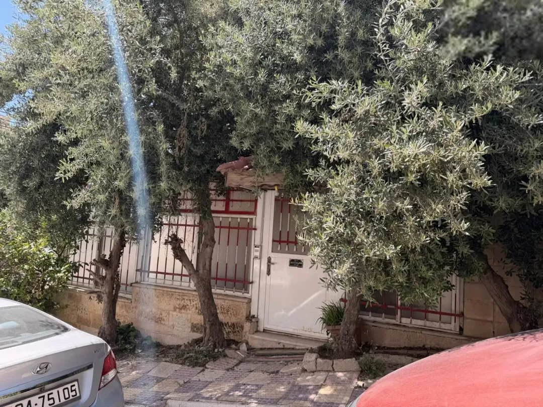 شقه طابق أرضي للبيع على مستوى الشارع بسعرررررررر محروووق عمان ضاحية الرشيد
