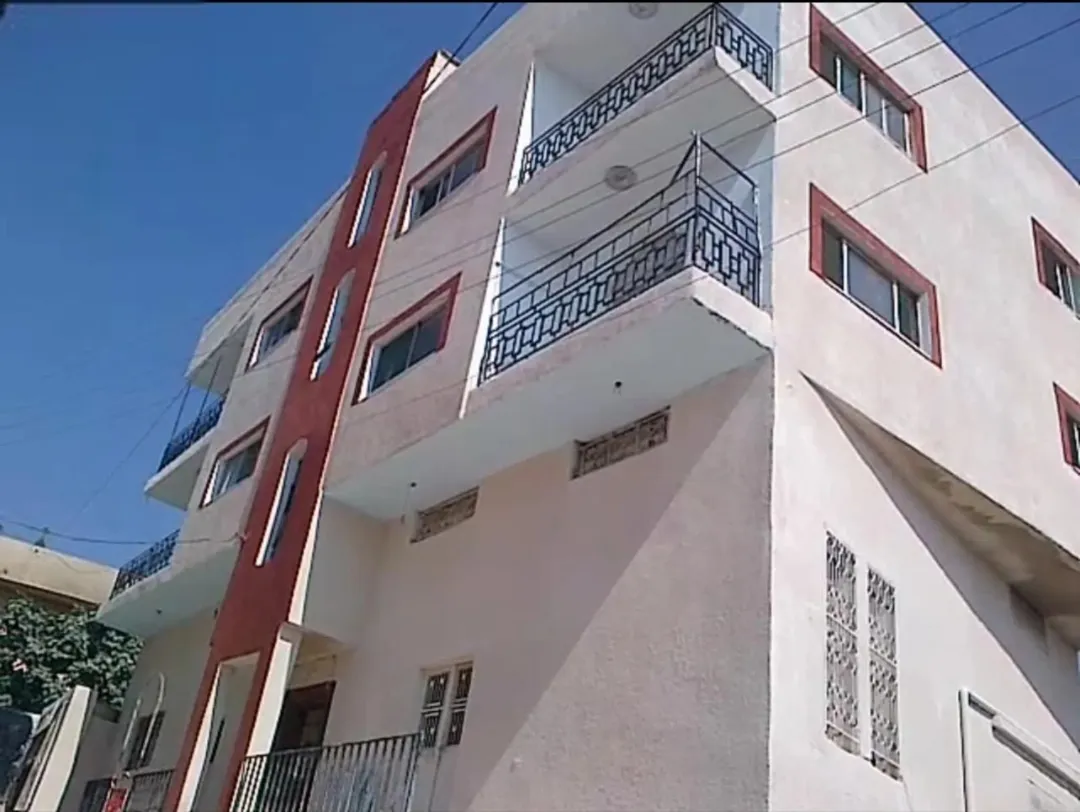 عمارة ثلاث طوابق وتتكون من 6شقق للبيع بسعر مغري