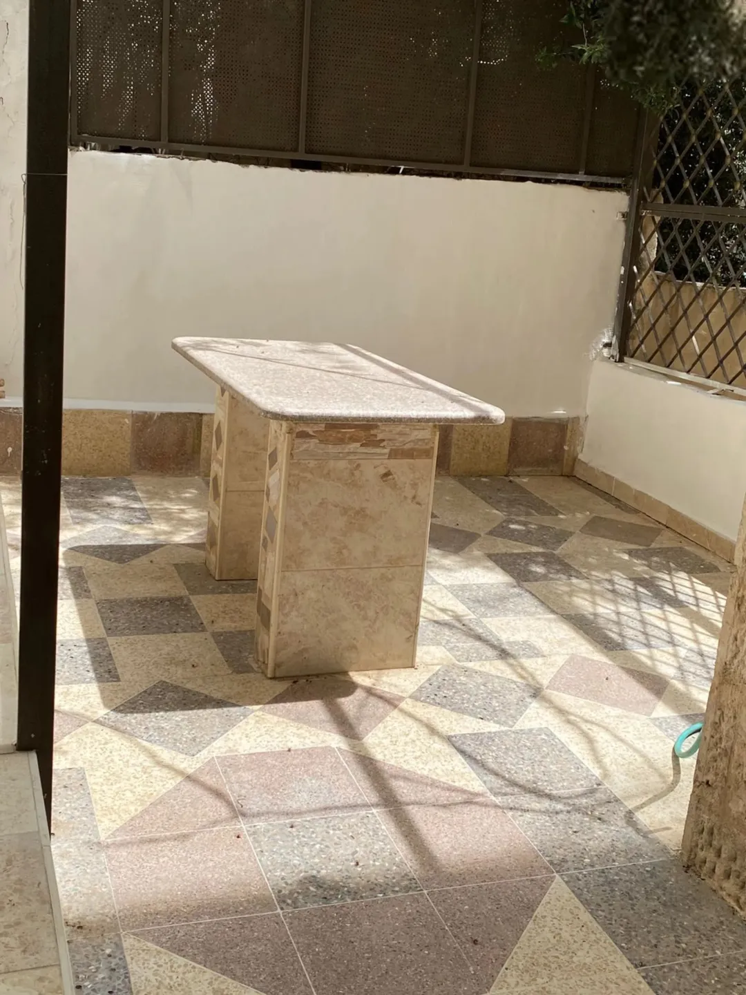 شقة للبيع طابق ارضي في منطقة ضاحيه الاقصى مباشره .