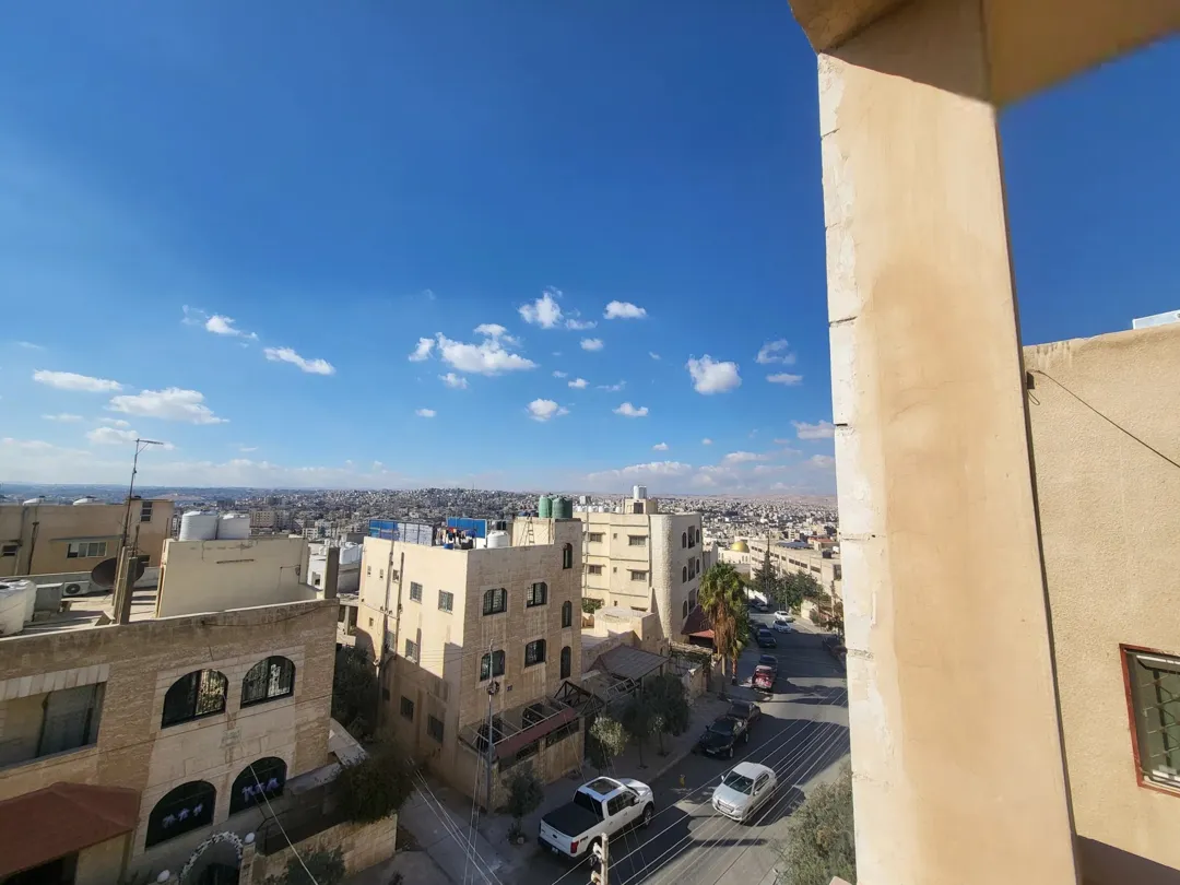 شقة طابقية للبيع – موقع استثنائي في الزرقاء جبل طارق