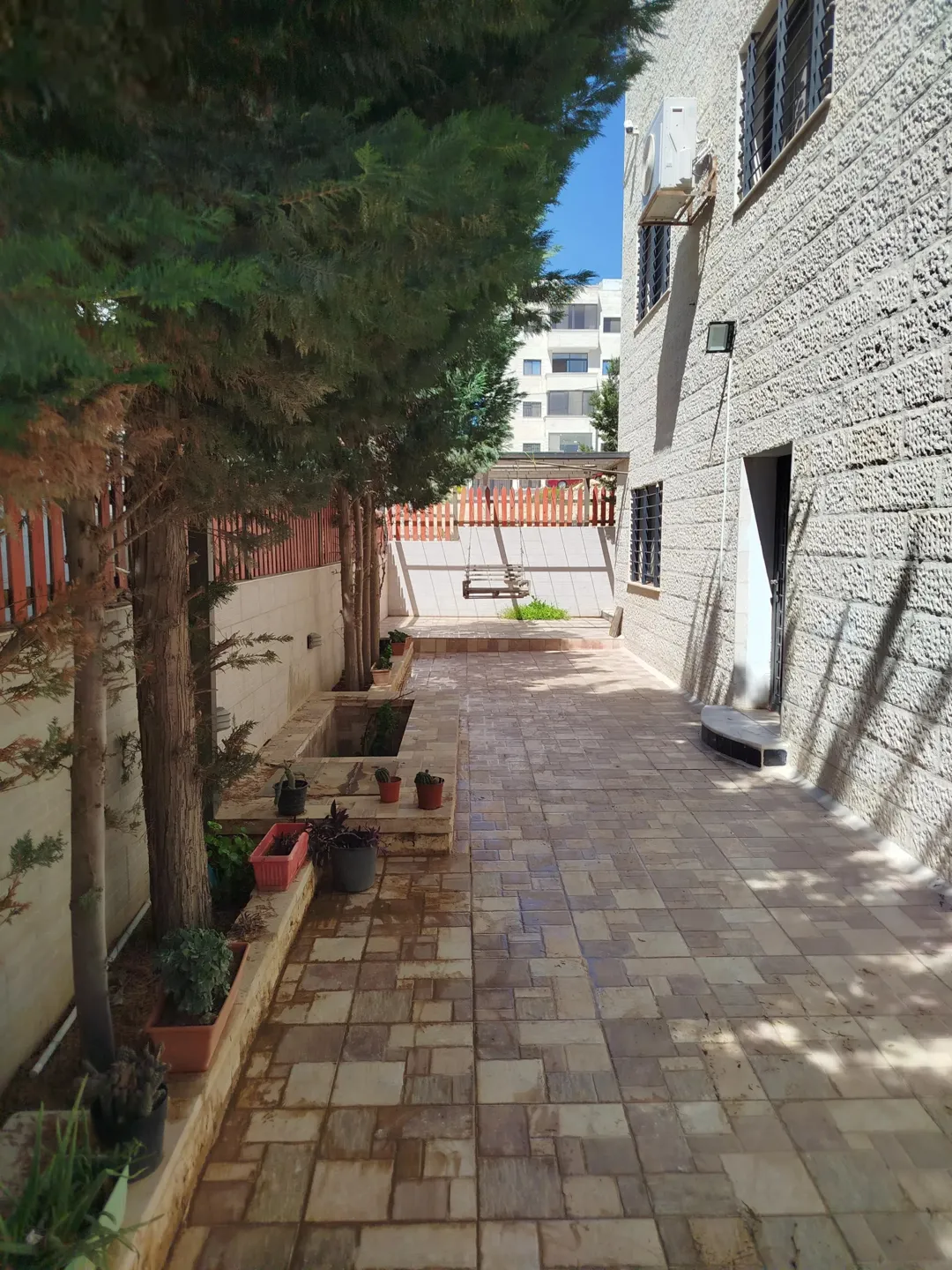 فيلا مميزة مباشرة في ارقى مناطق شمال عمان