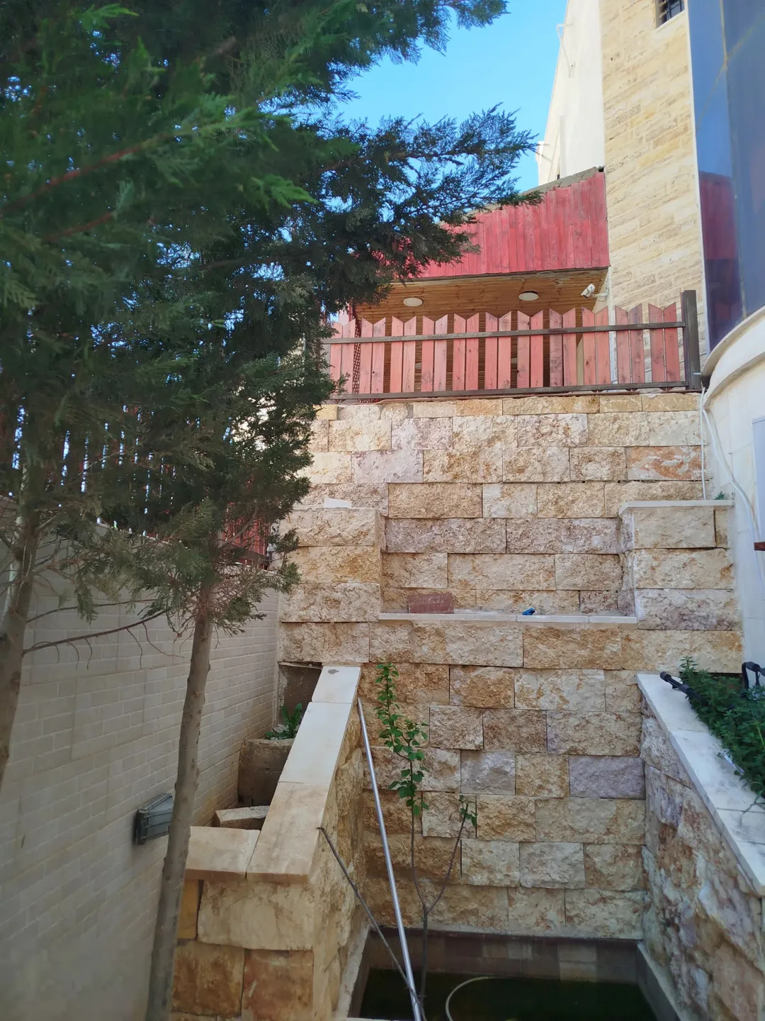 فيلا مميزة مباشرة في ارقى مناطق شمال عمان
