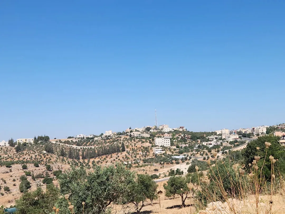 في قلب عمان الغربية بدر الجديد منطقة أبو مفراز فلل فاخرة على شارعين