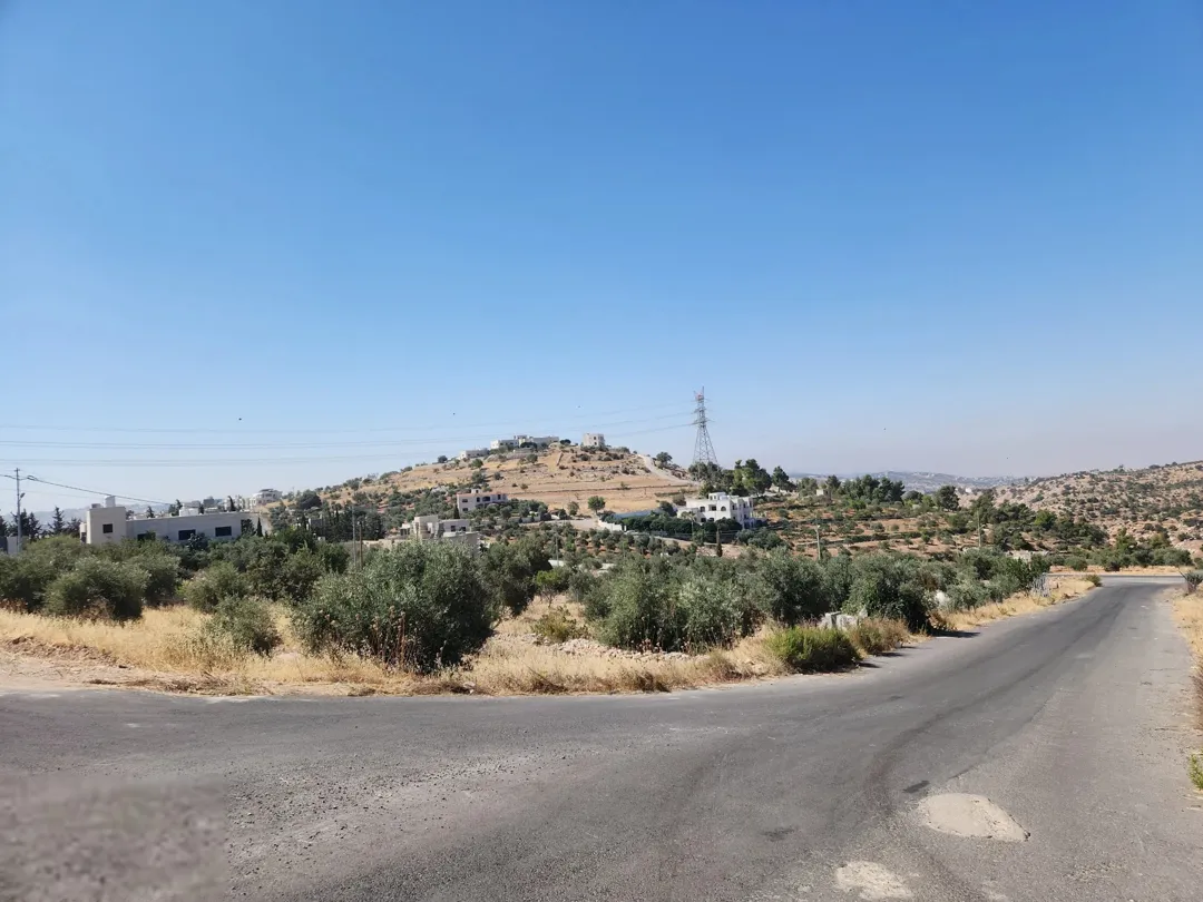 في قلب عمان الغربية بدر الجديد منطقة أبو مفراز فلل فاخرة على شارعين