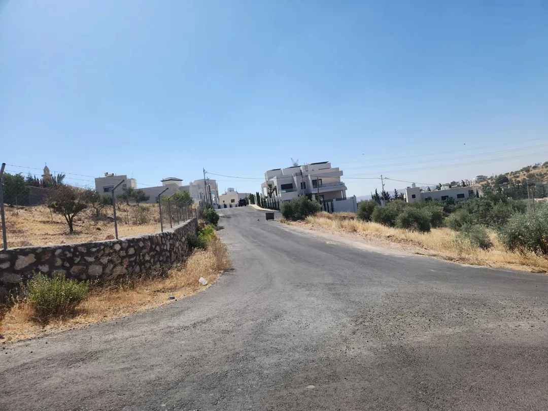 في قلب عمان الغربية بدر الجديد منطقة أبو مفراز فلل فاخرة على شارعين
