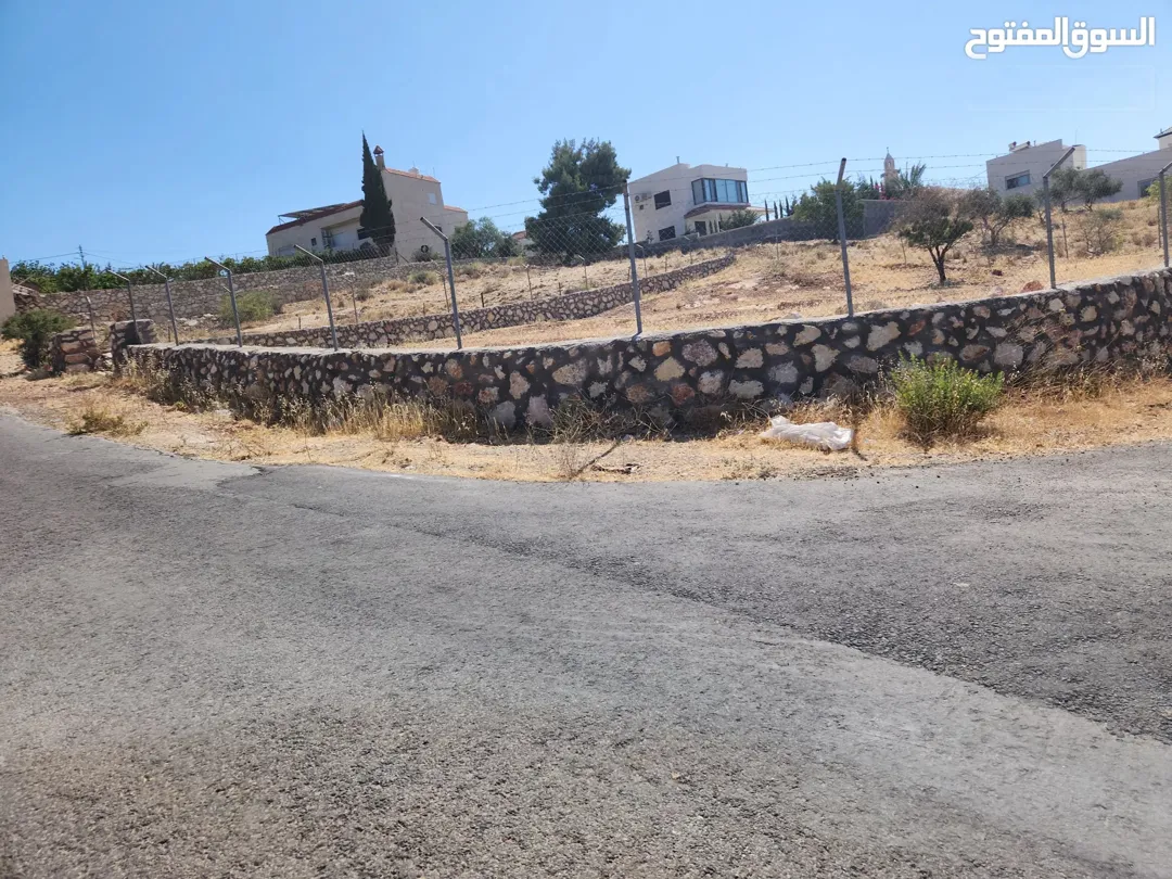 في قلب عمان الغربية بدر الجديد منطقة أبو مفراز فلل فاخرة على شارعين