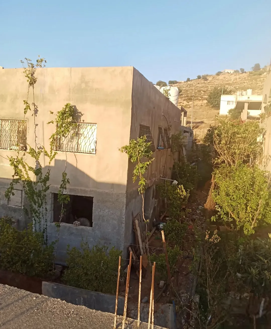 منزل مستقل للبيع في عجلون بمساحة أرض واسعة