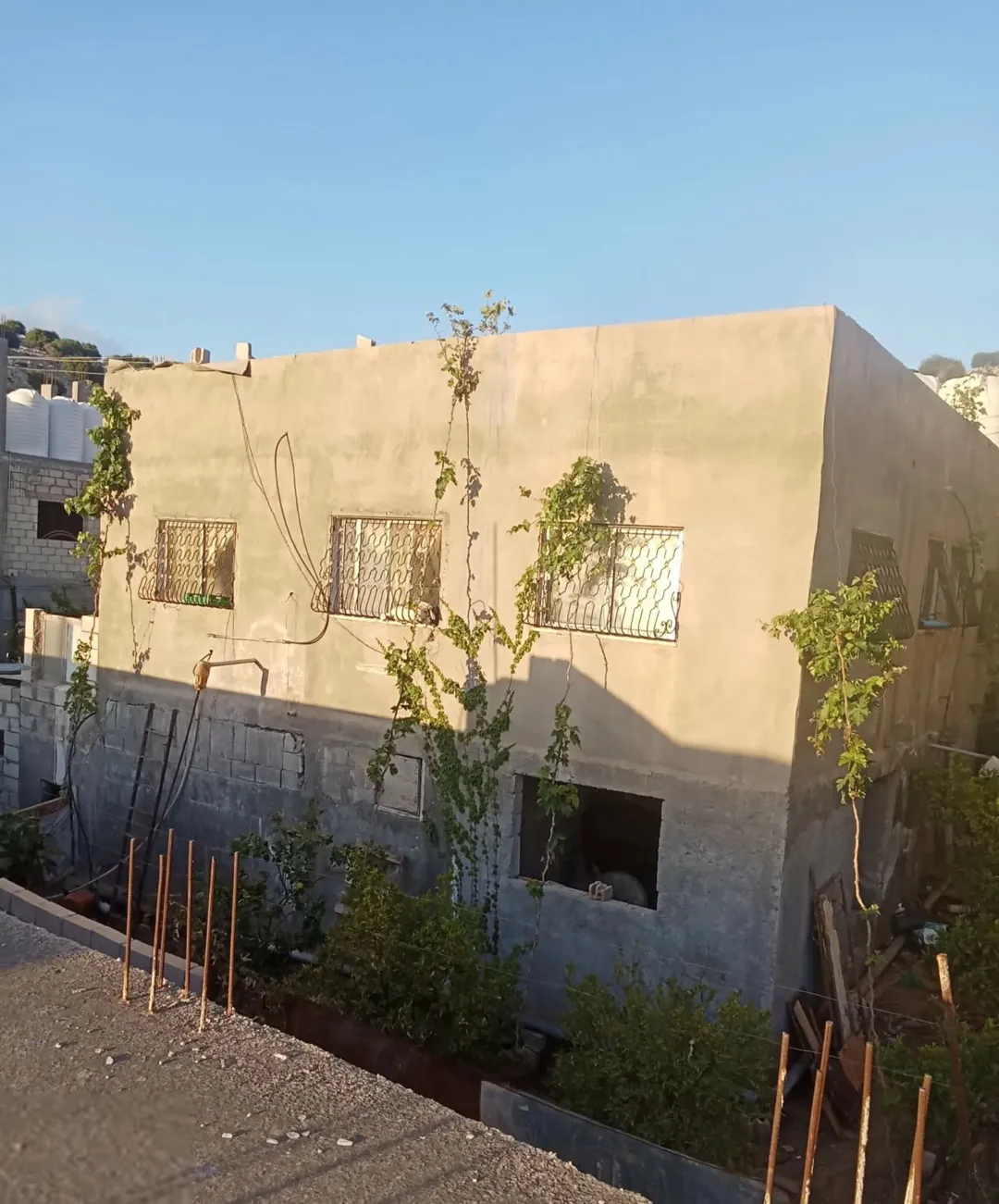 منزل مستقل للبيع في عجلون بمساحة أرض واسعة