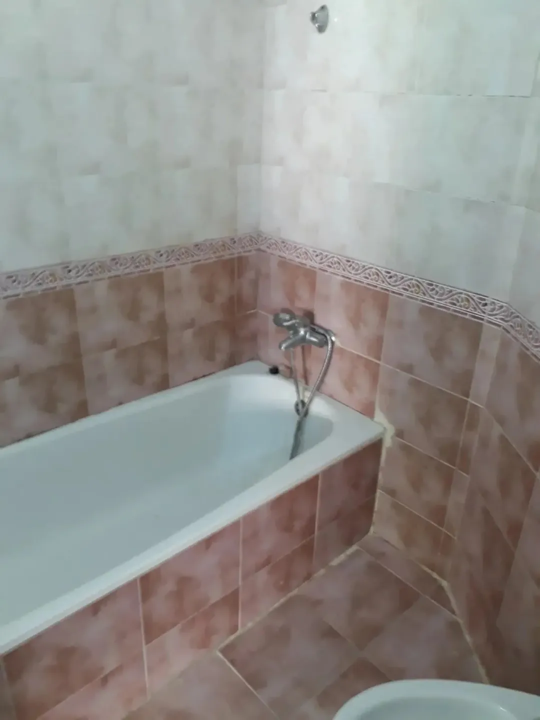 شقة فاخرة ثلاث غرف وحمامين للبيع