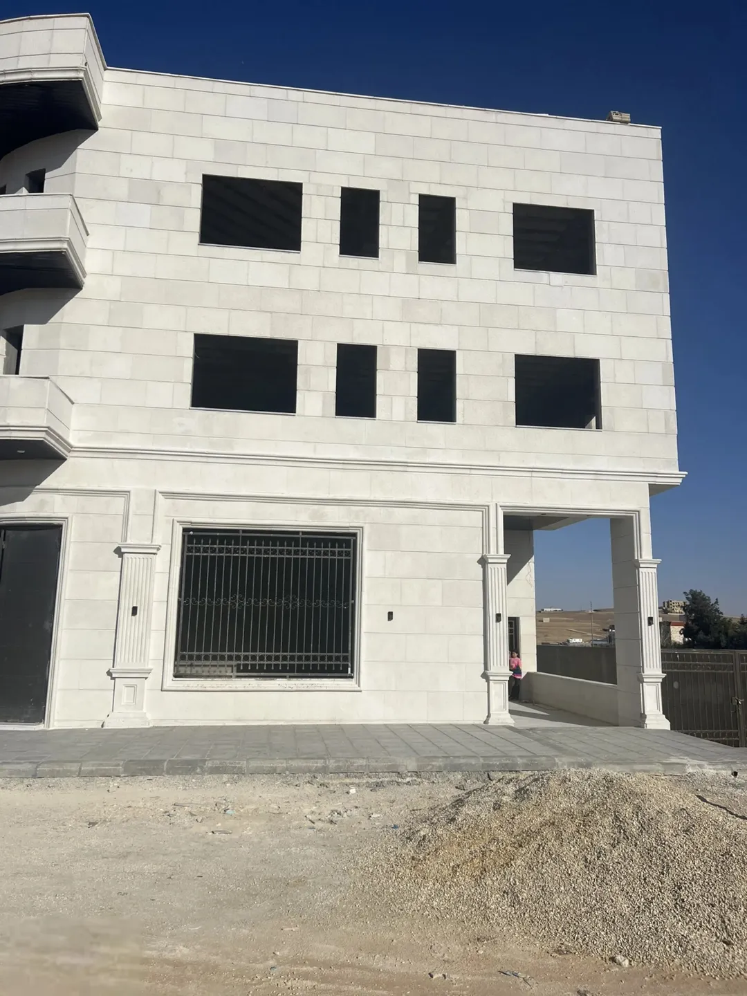 مجمع تجاري للبيع وللإيجار في أجمل أماكن على طريق المطار مقابل جامعة الشرق الأوسط