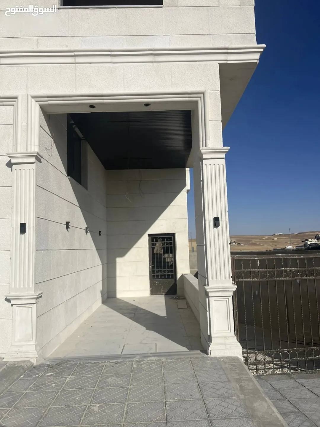 مجمع تجاري للبيع وللإيجار في أجمل أماكن على طريق المطار مقابل جامعة الشرق الأوسط