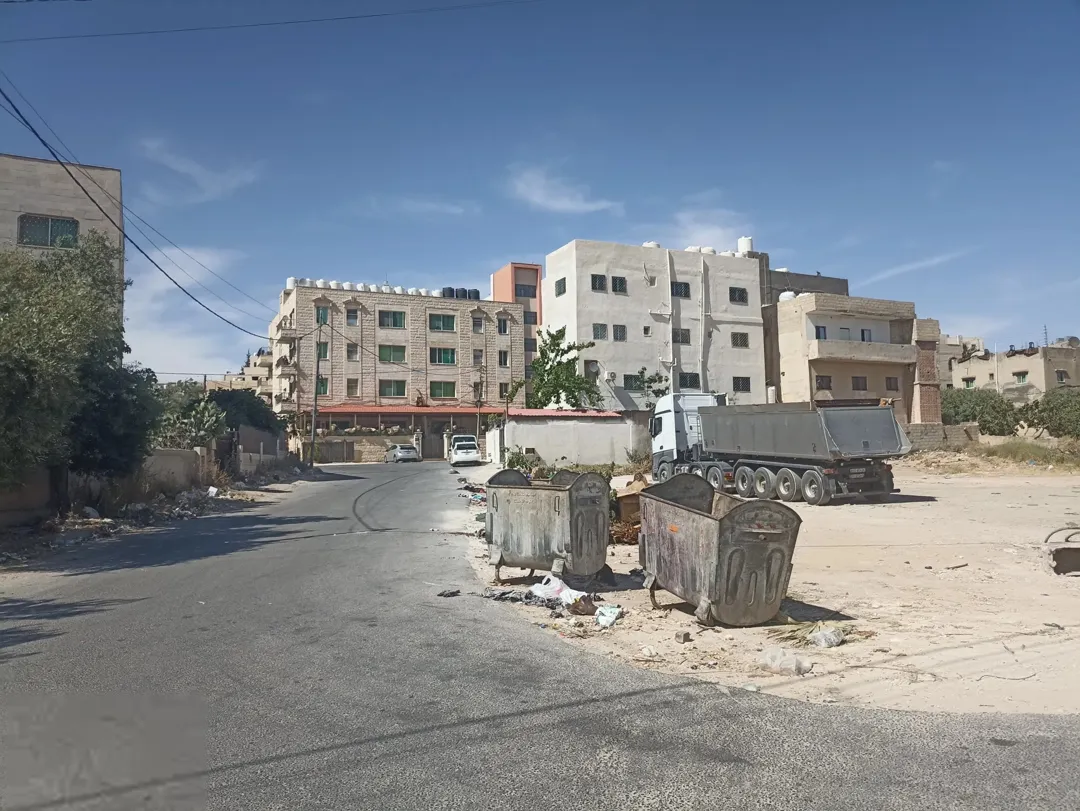 أرض للبيع في موقع مميز بالمقابلين بجوار دوار جويعد على شارعين وتصلح لمشروع إسكانين