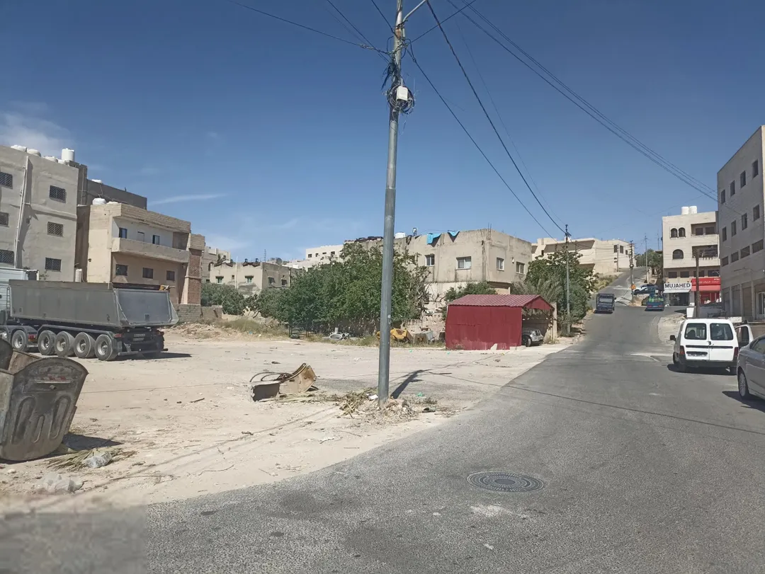 أرض للبيع في موقع مميز بالمقابلين بجوار دوار جويعد على شارعين وتصلح لمشروع إسكانين
