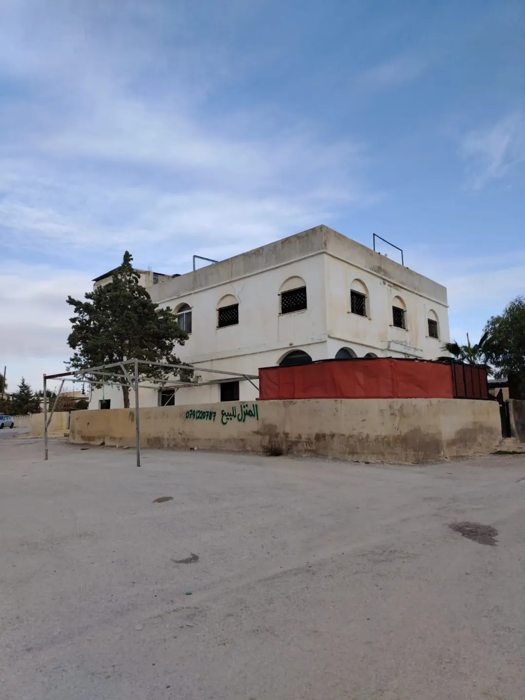 بيت مستقل طابقين الطابق الثاني شقتين والطابق الثالث روف بحاجه لصيانه ويوجد ثلاث مخازن