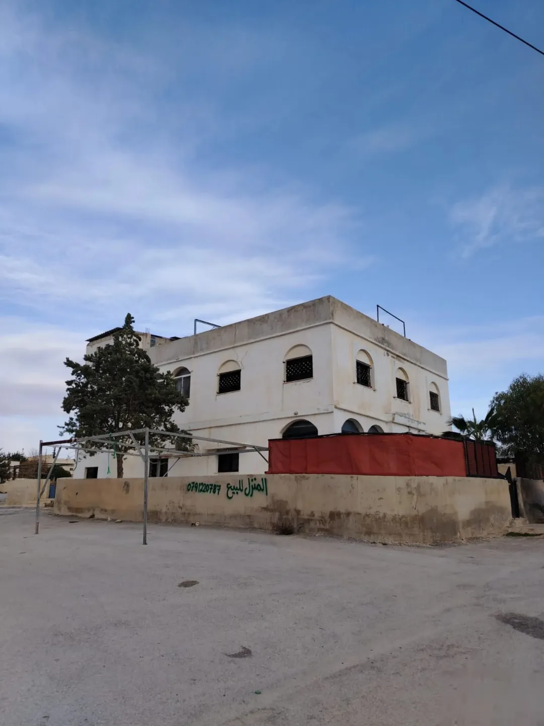 بيت مستقل طابقين الطابق الثاني شقتين والطابق الثالث روف بحاجه لصيانه ويوجد ثلاث مخازن