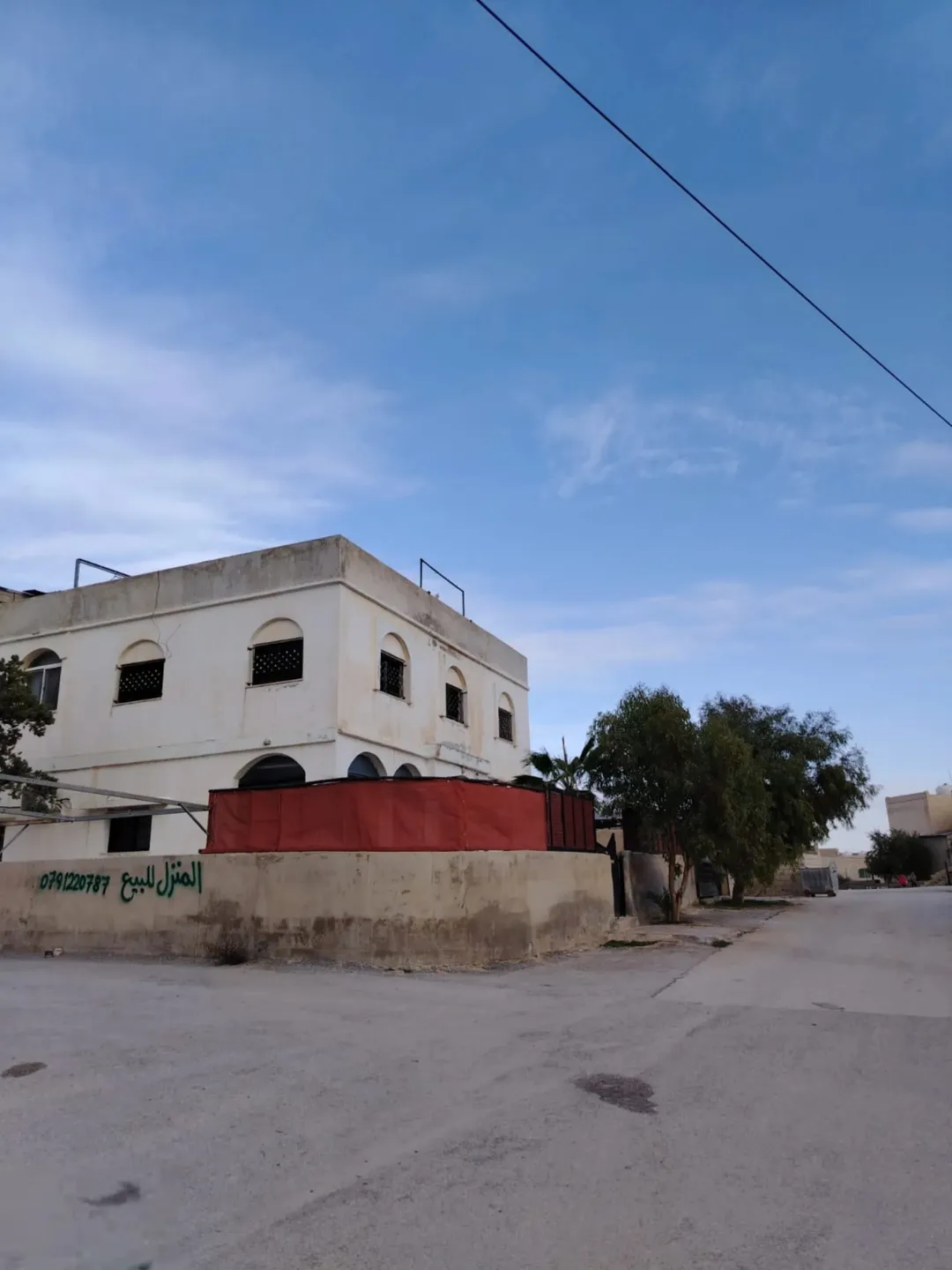 بيت مستقل طابقين الطابق الثاني شقتين والطابق الثالث روف بحاجه لصيانه ويوجد ثلاث مخازن