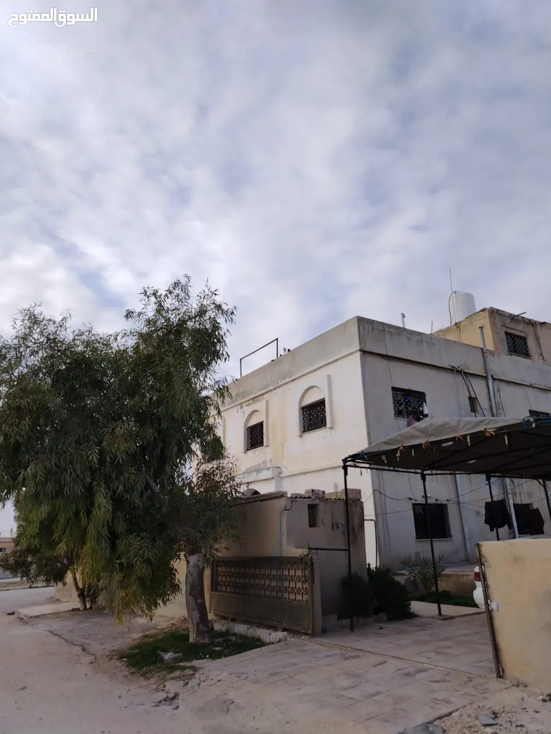 بيت مستقل طابقين الطابق الثاني شقتين والطابق الثالث روف بحاجه لصيانه ويوجد ثلاث مخازن